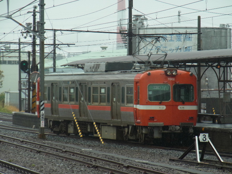 吉原駅に停車する岳南鉄道7002