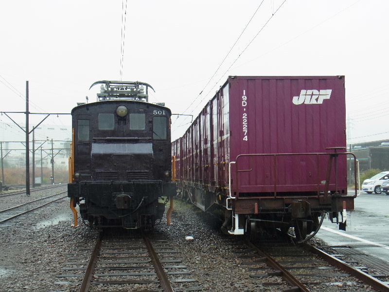 岳南鉄道ED501とコンテナ車との比較